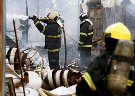 Bituca de cigarro causa incêndio em depósito de materiais recicláveis na Capital