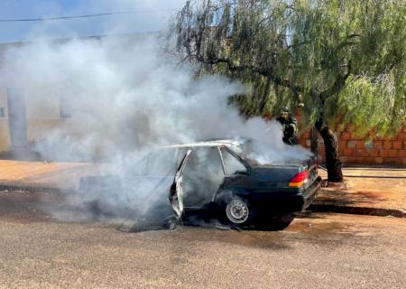 Sucata pega fogo e mobiliza Corpo de Bombeiros Militar em Nova Andradina
