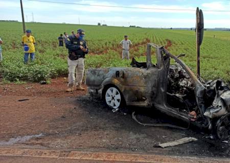 Colisão entre carro e carreta mata uma pessoa carbonizada na BR-376