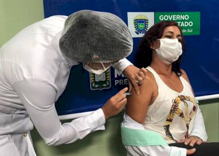 Vacinação contra a covid em MS completa 1 ano; primeiras vacinadas relatam estar seguras e saudáveis