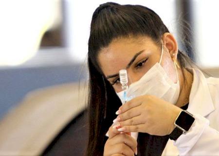 MS atinge 91% de vacinados acima de 18 anos e Riedel garante testes à população