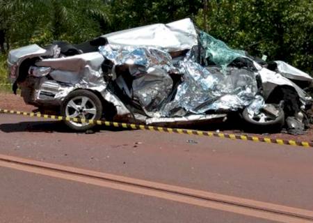 Colisão frontal entre carro e carreta deixa dois mortos na BR-262