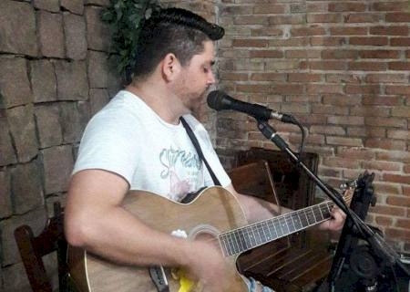 Cantor sertanejo morre em acidente de moto em Joinville