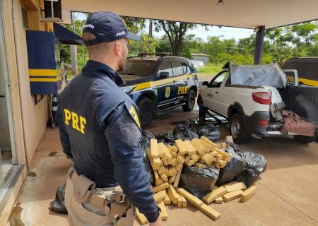 Mulher com 2 mandados de prisão foge da PRF, mas acaba presa após bater carro em barranco cheio de droga