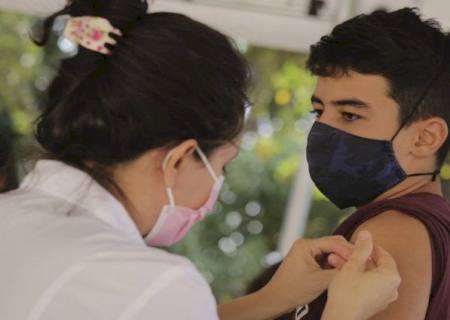 Vacinação de adolescentes chegou a 91% no MS e a terceira dose já está liberada nos municípios