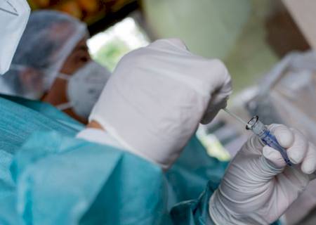 Médicos explicam os motivos para o crescimento da variante Ômicron no Brasil
