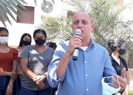 Prefeito Clóvis do Banco entrega carro 0km e motoniveladora em Taquarussu