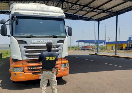 PRF recupera carreta e prende motorista sob efeito de anfetamina em Mundo Novo