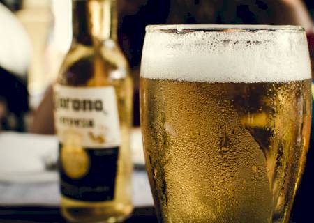 Consumo de álcool na gestação traz riscos para bebê, afirma médica