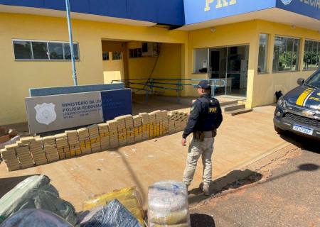 PRF apreende em Água Clara carga de cocaína e diversos fardos de produtos contrabandeados