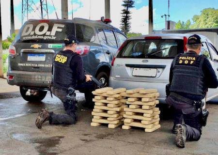 Traficante fura bloqueio do DOF e abandona carro com carga de maconha em Maracaju