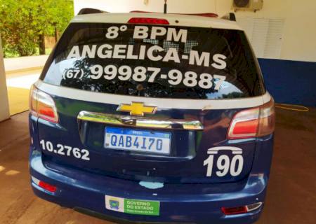 Ao receber voz de prisão, foragido da Justiça desacata policiais e danifica viatura em Angélica