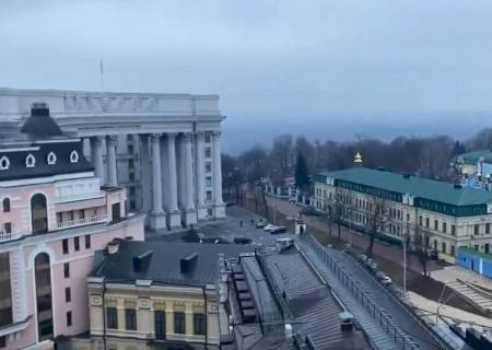 Forças russas chegam a Kiev; há registros de tiros e explosões