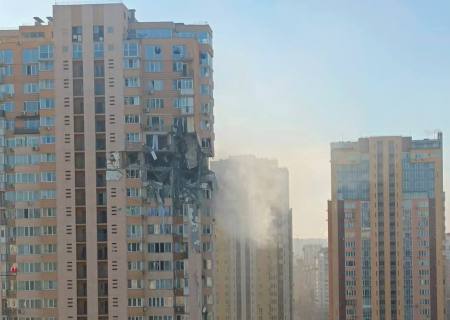Míssil atinge prédio residencial em Kiev, capital da Ucrânia