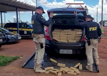 PRF encontra carro acidentado com mais de meia tonelada de maconha na BR-163