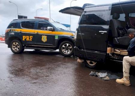 PRF apreende 250 kg de maconha e prende sete pessoas em Caarapó