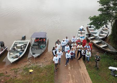 Ação conjunta promove limpeza do rio Ivinhema e retira meia tonelada de lixo