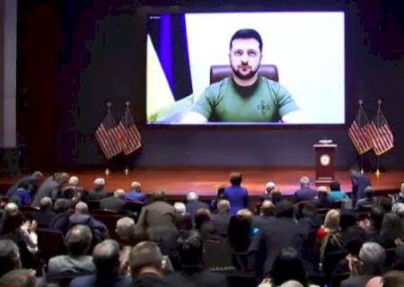 Zelensky quer aliança pela paz e apela por exclusão do espaço aéreo