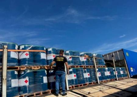 Polícia Federal apreende grande quantidade de insumo químico em Corumbá para refino de cocaína