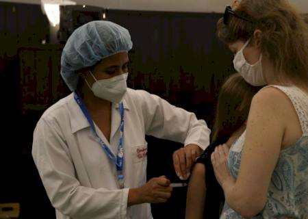 Média móvel de óbitos caiu 60,4% desde o pico da Ômicron, diz Saúde