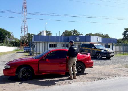 Condutor com CNH suspensa, apresenta documento boliviano e tem Mustang retido em Corumbá