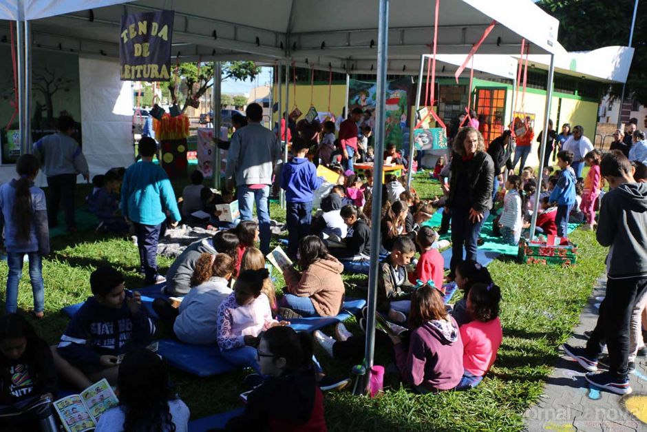 Cultura de Mão em Mão transforma praça em grande espaço de leitura e contação de histórias