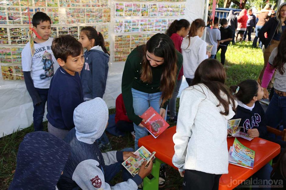Cultura de Mão em Mão transforma praça em grande espaço de leitura e contação de histórias