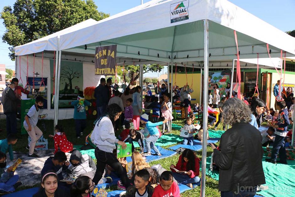 Cultura de Mão em Mão transforma praça em grande espaço de leitura e contação de histórias