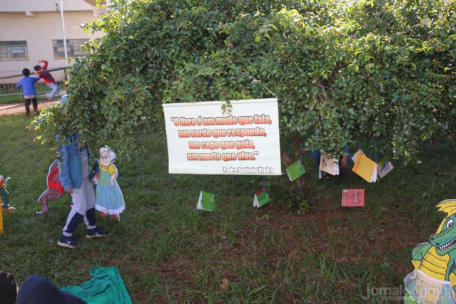 Cultura de Mão em Mão transforma praça em grande espaço de leitura e contação de histórias