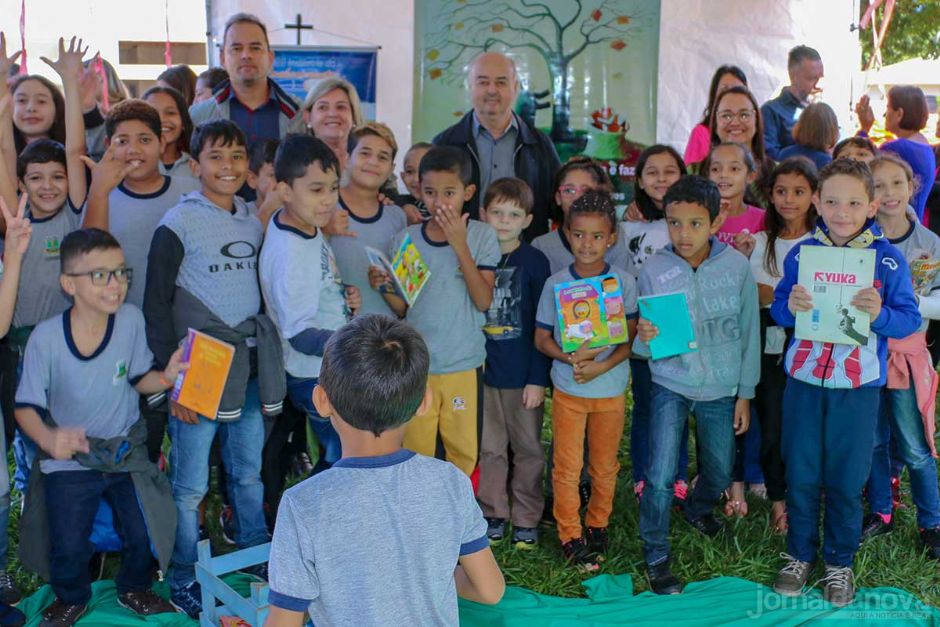 Cultura de Mão em Mão transforma praça em grande espaço de leitura e contação de histórias