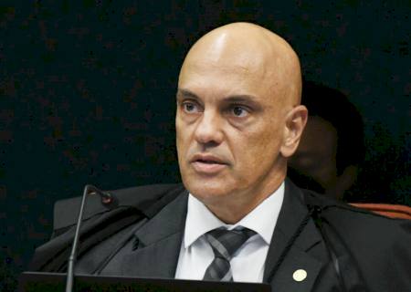 Bolsonaro entra com pedido de investigação contra Alexandre de Moraes