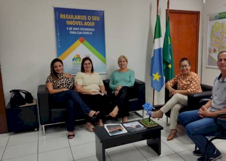 Na Agehab, Maria do Carmo recebe vereadores de Nova Andradina