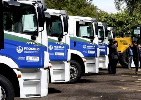 Governo entrega veículos e equipamentos agrícolas para 40 municípios do Estado