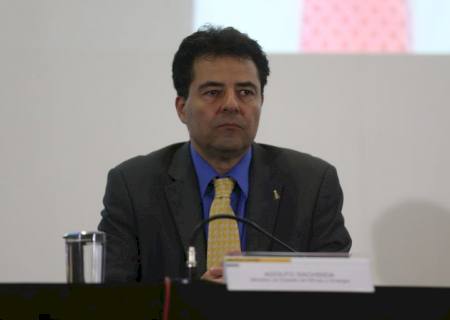 Ministro diz que governo não pode interferir nos preços da Petrobras