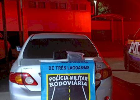 Família é pega de surpresa quando polícia encontra drogas no carro e motorista é preso