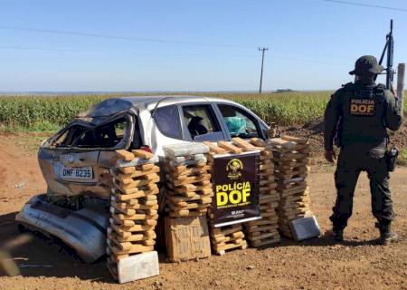 Vídeo: Traficante capota carro cheio de maconha ao furar bloqueio do DOF em Laguna Carapã