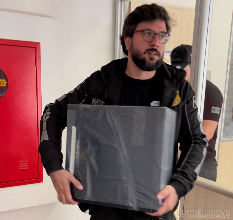 Após 7h de buscas, MPE e SIG deixam prédio da Prefeitura com farta apreensão de documentos e HDs