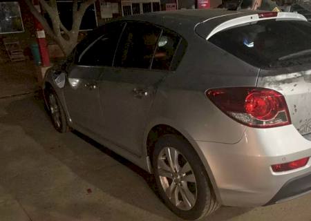 Bandidos furtam carro, vandalizam posto de combustível e um deles morre em confronto com a polícia