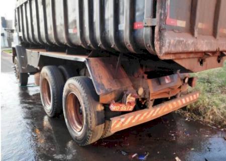 Jovem de moto colide em caminhão estacionado e morre em Naviraí