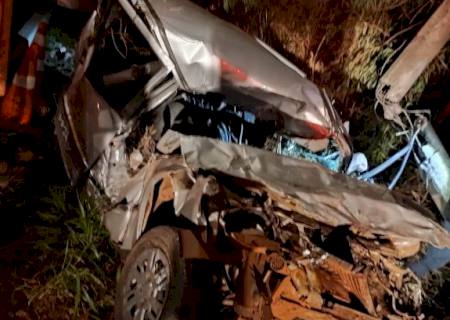 Jovem morre ao colidir com carro em poste na BR-376 entre Fátima do Sul e Vicentina
