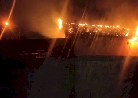 Vídeo: Em Anaurilândia, homem ateia fogo em residência com ex-mulher e crianças dentro