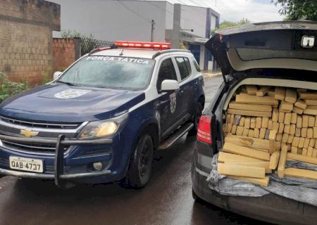 Em Itaquaraí, PM do 8º BPM apreende carro abarrotado de maconha