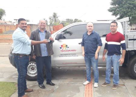 Prefeito Clóvis do Banco realiza entrega de caminhonete a secretaria de obras