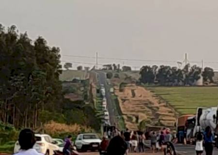 Casal morre ao colidir carro de frente com caminhão entre Naviraí e Itaquiraí