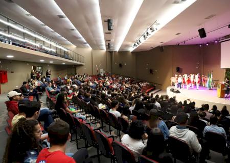 FECINOVA premia estudantes pós exposição em Feira de Ciência e Tecnologia