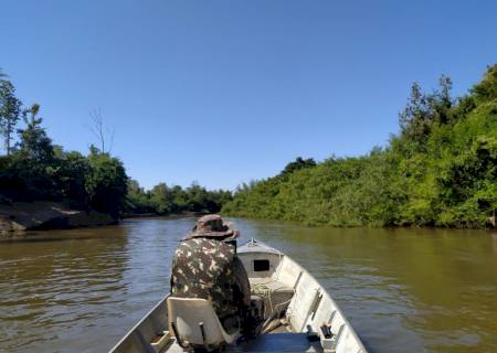 Polícia Ambiental vigia cardumes, fiscaliza 11 embarcações e 38 pescadores em Bonito