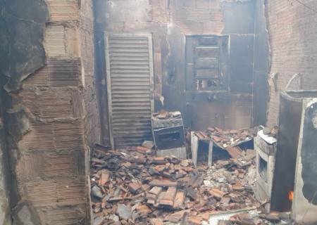 Vídeo: Raio cai em rede elétrica e causa incêndio em residência no Assentamento Teijin