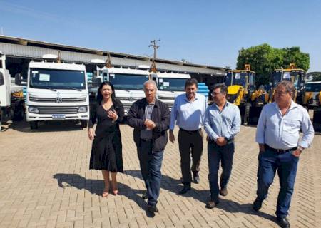 Com R$ 18 milhões, Governo entrega equipamentos e veículos que vão reforçar serviços de saneamento em MS
