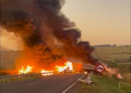 Vídeo: Caminhões colidem de frente causando explosão e mortes na BR-163 entre Itaquiraí e Naviraí