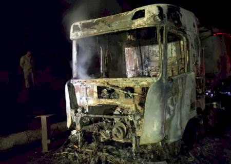 Trator mecânico pega fogo e fica destruído na MS-134 em Nova Andradina